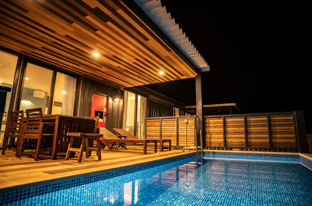 完成した建築のアウトドアデッキ＆プール写真001