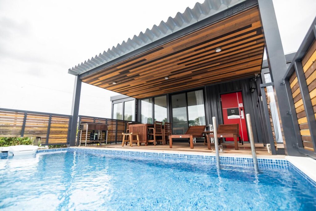 完成した建築のアウトドアデッキ＆プール写真002