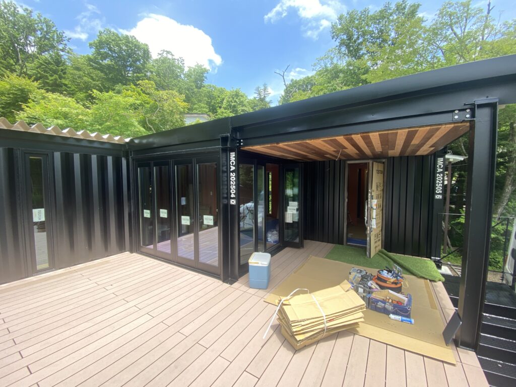 コンテナ屋根の上にもう一度オーバールーフで空気層を作り断熱します
