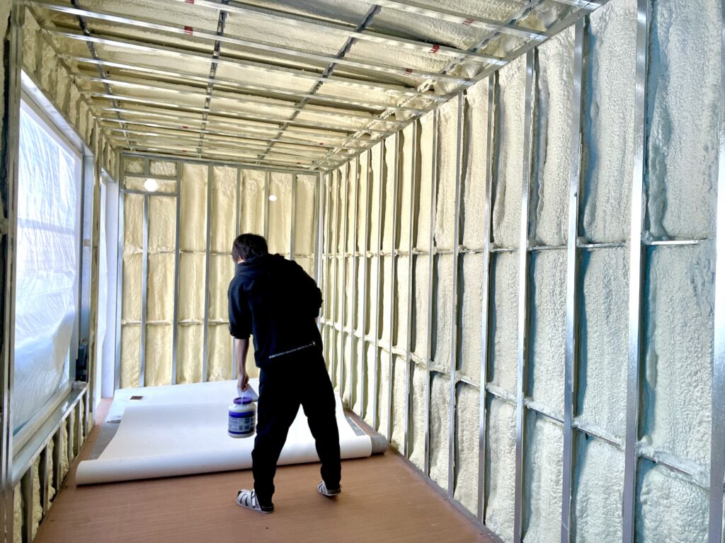 壁・天井の発泡ウレタンは隙間なく施工され「結露」も起こしません