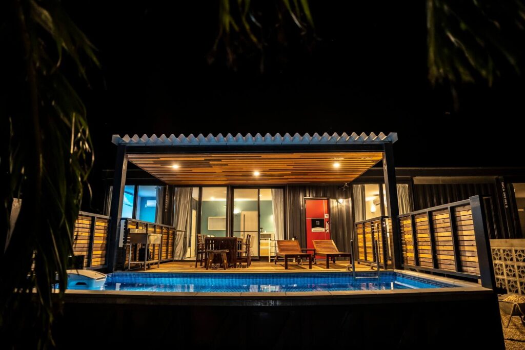 プール付きのコンテナ宿泊施設、あかりも綺麗