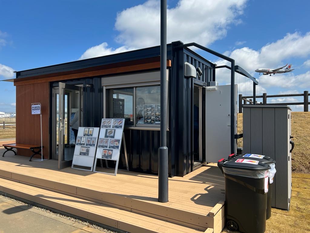 「ひこうきが見える丘」の単体コンテナのカフェ