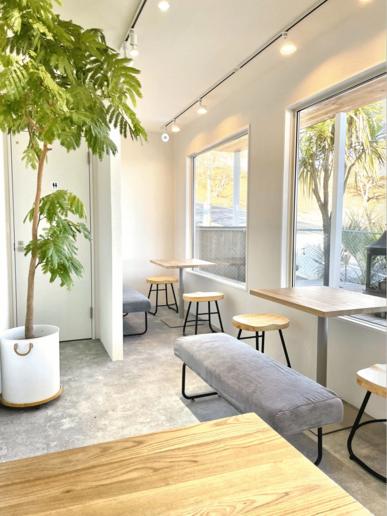 オシャレなコンテナカフェの室内。これはオーナーのセルフビルドになる「MIKAN（未完）HOUSE」