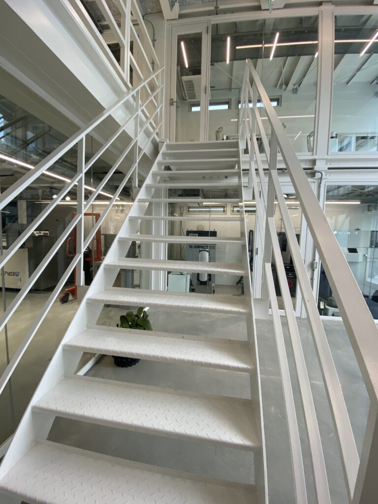 IMG_1690 | コンテナハウスのことなら_現代コンテナ建築研究所 白い鉄骨階段で上階へつながる建築用コンテナモジュールの内部動線