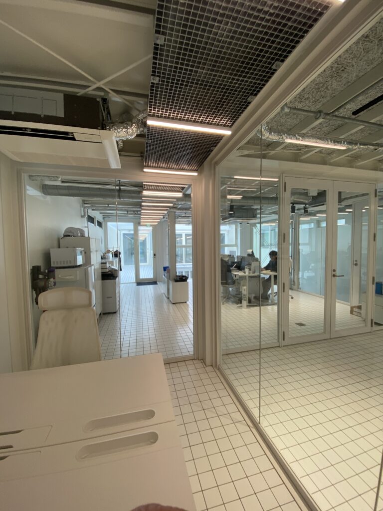 IMG_1693 | コンテナハウスのことなら_現代コンテナ建築研究所 ガラスの個室が並ぶ廊下空間、設備が見える研究施設型コンテナ建築