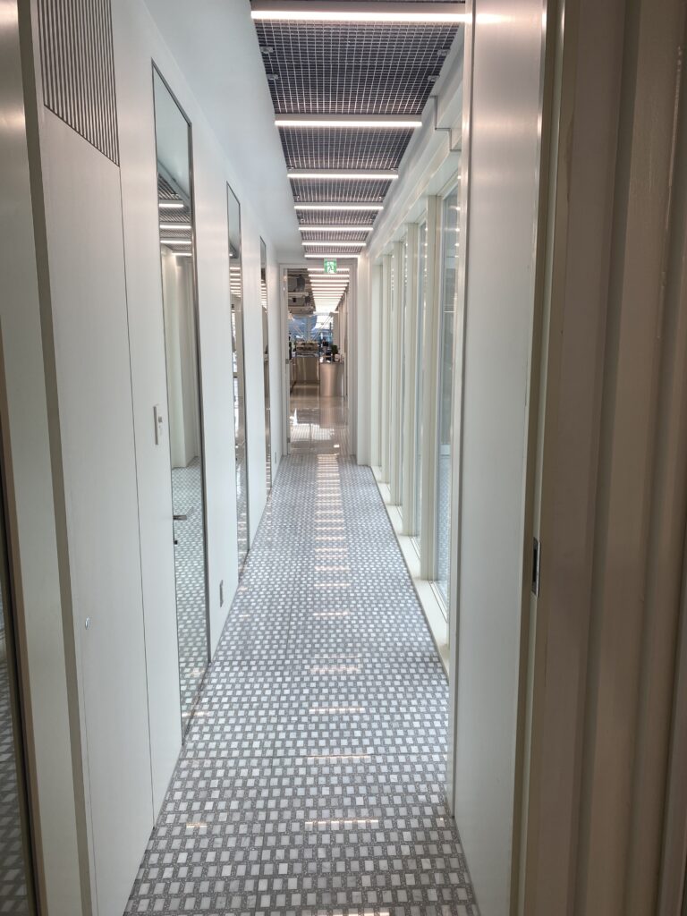 IMG_1696 | コンテナハウスのことなら_現代コンテナ建築研究所 中庭横の渡り廊下