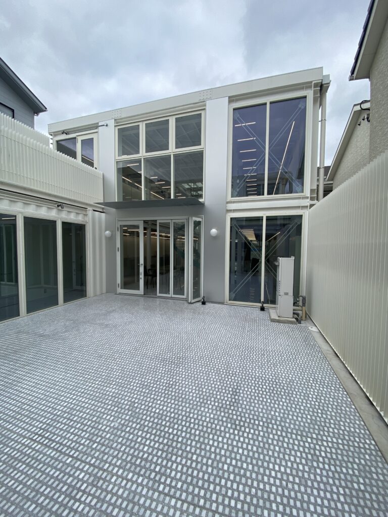 IMG_1703 | コンテナハウスのことなら_現代コンテナ建築研究所 コンテナモジュールに囲われた中庭、20FEET×24台の大型計画を象徴する外部空間