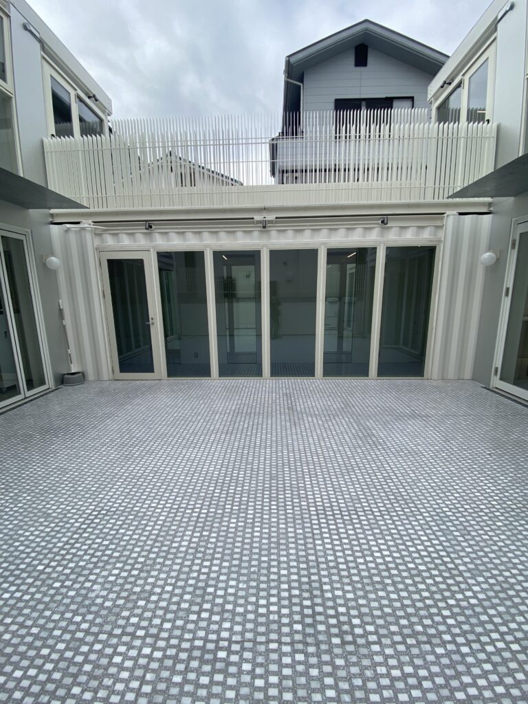 IMG_1705 | コンテナハウスのことなら_現代コンテナ建築研究所 コンテナモジュールに囲われた中庭、20FEET×24台の大型計画を象徴する外部空間