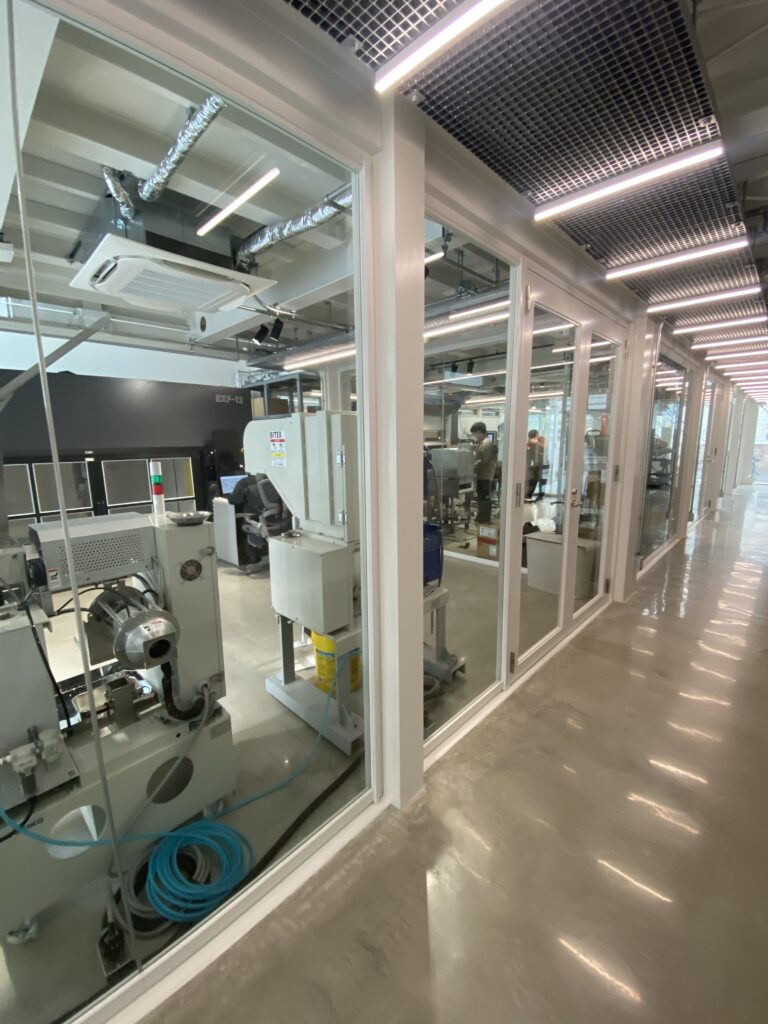 IMG_1722 | コンテナハウスのことなら_現代コンテナ建築研究所 ガラスの個室が並ぶ廊下空間、設備が見える研究施設型コンテナ建築