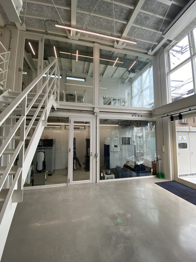 IMG_1724 | コンテナハウスのことなら_現代コンテナ建築研究所 白い鉄骨階段で上階へつながる建築用コンテナモジュールの内部動線