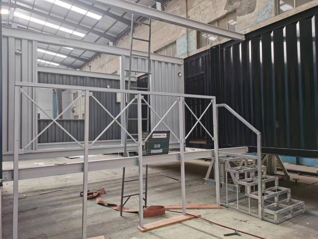 IMG_3610 | コンテナハウスのことなら_現代コンテナ建築研究所 出荷準備前に「仮組み」を行います。設計通り加工され、組み立てに問題がないかどうかの確認です