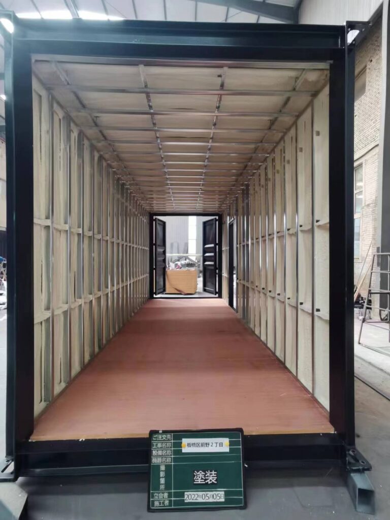 IMG_3630 | コンテナハウスのことなら_現代コンテナ建築研究所 内装下地(LGS)の取り付けと、断熱材_現場吹付発泡ウレタンの吹き付け