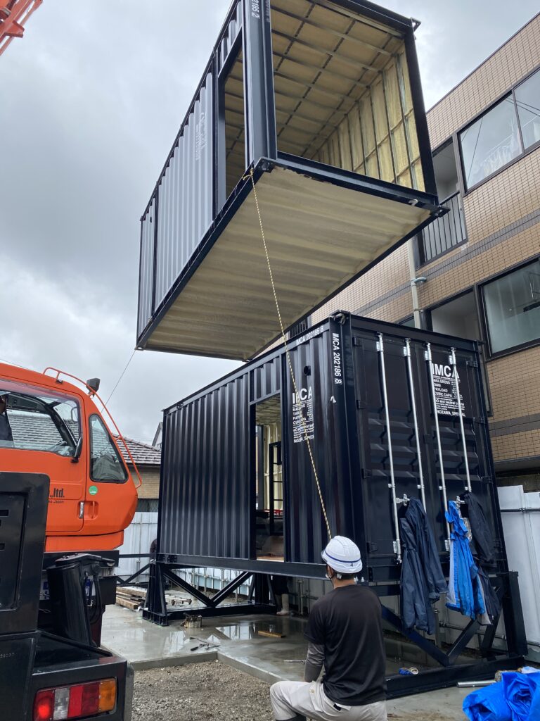 IMG_3791 | コンテナハウスのことなら_現代コンテナ建築研究所 現場の基礎に設置工事が始まります。ラフタークレーンでの作業になります。