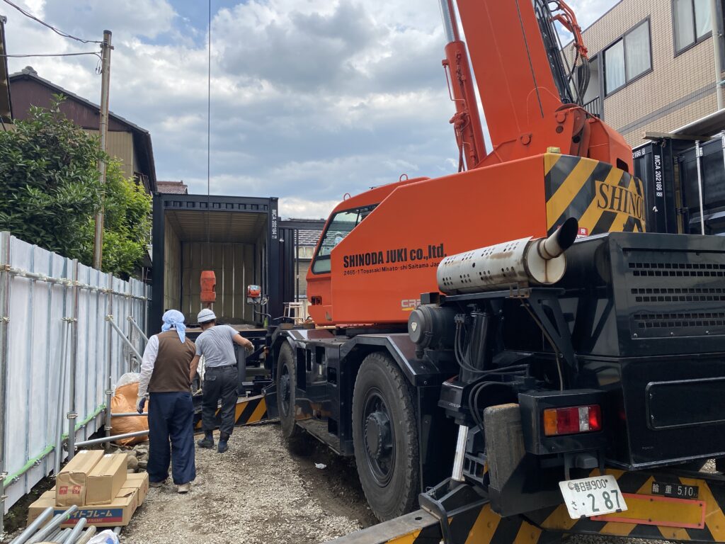 IMG_3807 | コンテナハウスのことなら_現代コンテナ建築研究所 ラフタークレーンでコンテナを吊りミリ単位で正確に設置します