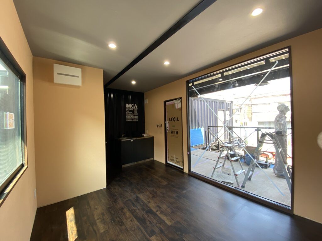 IMG_4132 | コンテナハウスのことなら_現代コンテナ建築研究所 全体が組み上がったら、内装工事が進んでいきます。