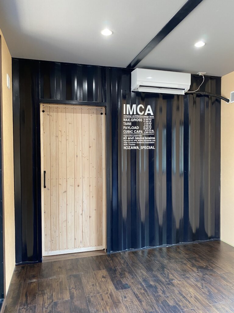 内部にも上手にコルゲートパネルを見せる