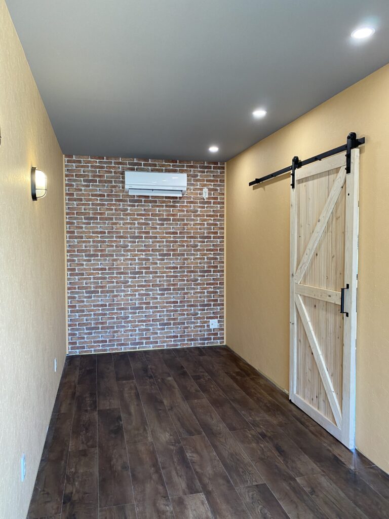 IMG_4134 | コンテナハウスのことなら_現代コンテナ建築研究所 特別にデザインされた建具や仕上げも進んでいきます