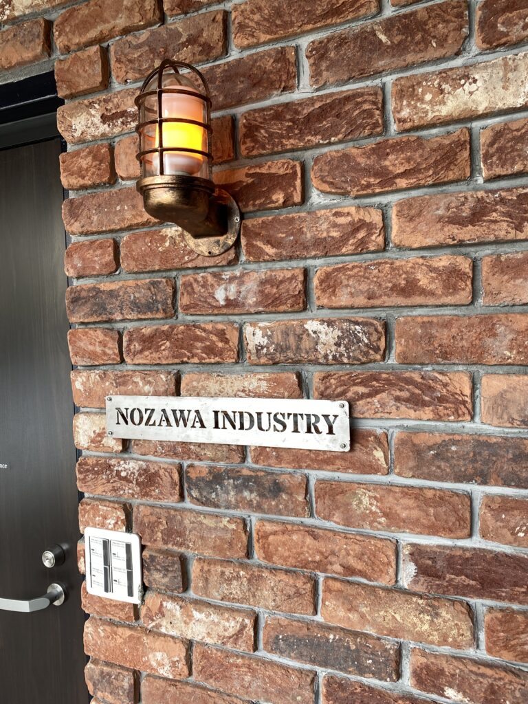 IMG_4468 | コンテナハウスのことなら_現代コンテナ建築研究所 外部の化粧も進み、照明器具や、サイン工事も進んでいきます