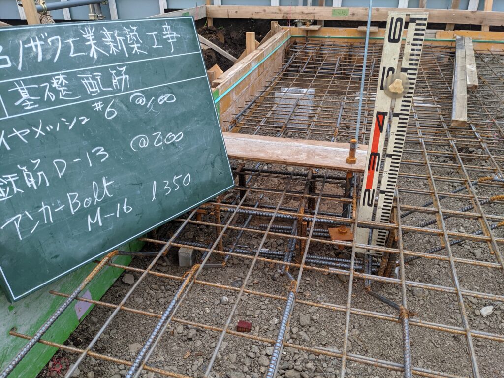 IMG_4512 | コンテナハウスのことなら_現代コンテナ建築研究所 鉄筋の敷設とアンカーの設置をします