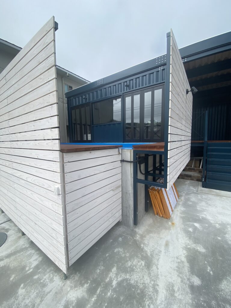 IMG_8408 | コンテナハウスのことなら_現代コンテナ建築研究所 少し中が垣間見えるアプローチ