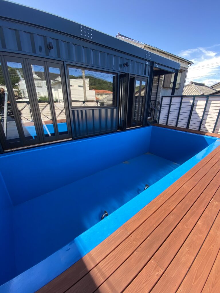 IMG_8466 | コンテナハウスのことなら_現代コンテナ建築研究所 ウエットスーツで飛び込んで塩抜きができるプール(道具もね)