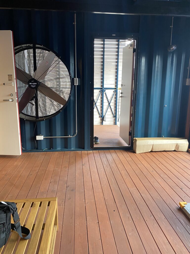 IMG_9249 | コンテナハウスのことなら_現代コンテナ建築研究所 半外空間はBBQの煙を追い払う「爆風装置」付き