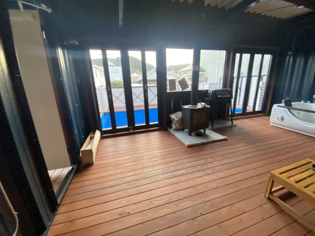 IMG_9261 | コンテナハウスのことなら_現代コンテナ建築研究所 濡れ状態で入れる「半外的空間」床はデッキ材で水は下に落ちる。