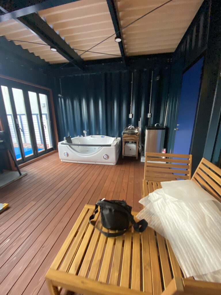 IMG_9278 | コンテナハウスのことなら_現代コンテナ建築研究所 ウェット状態で入れるアウトドア型リビング